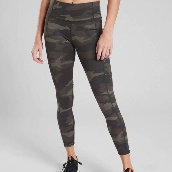 Athleta Pants - Athleta Camo Contender 7/8 Tight Leggings Size Small